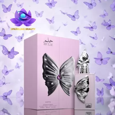 Frasco e embalagem de perfume rosa com borboleta prateada e fundo com borboletas lilás
