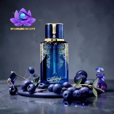 Frasco de perfume azul com detalhes dourados rodeado por mirtilos frescos e flores violeta