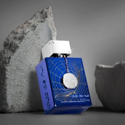 Frasco azul de perfume Club de Nuit Scent Tec