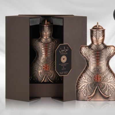 Frasco de perfume em forma de armadura medieval bronze com caixa preta