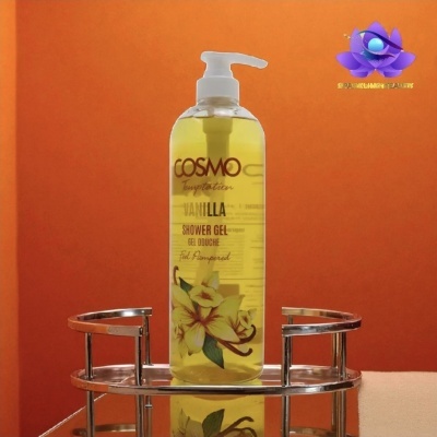 Frasco transparente de gel de banho vanilla com pump branco sobre suporte metálico e fundo laranja