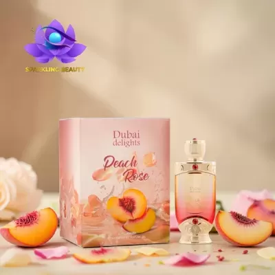 Frasco de perfume dourado e vermelho com pedras, caixa rosa Dubai delights Peach Rose, pêssegos fatiados e pétalas sobre fundo bege