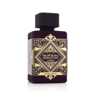 Frasco de perfume roxo escuro com rótulo dourado decorativo com texto em árabe e inglês