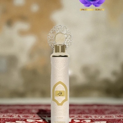 Frasco de perfume branco com tampa decorativa sobre tapete ornado vermelho e bege