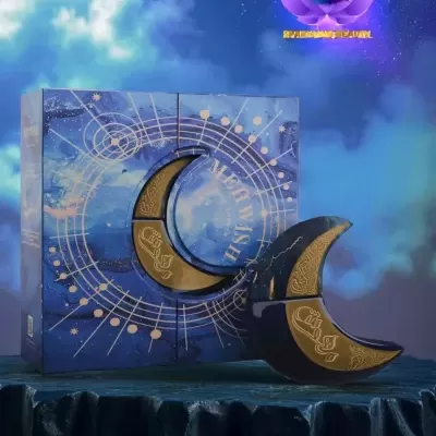 Objeto em forma de lua crescente dourada e preta em frente a uma caixa azul com padrão circular dourado