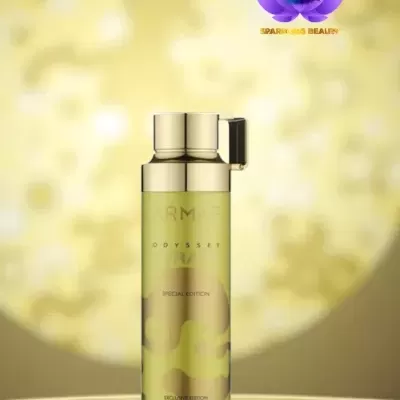 Frasco dourado de perfume ARMÉ ODYSSEY SPECIAL EDITION com logótipo SPARKING BEAUTY ao fundo