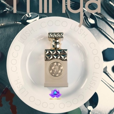 Frasco de perfume em prato branco com talheres ao redor