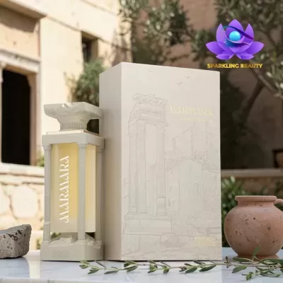 Frasco de perfume Amaramara com embalagem creme decorada com colunas e texto dourado