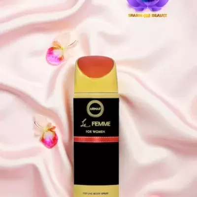 Frasco de spray corporal perfumado Armaf Le Femme para mulher sobre tecido rosa com flores