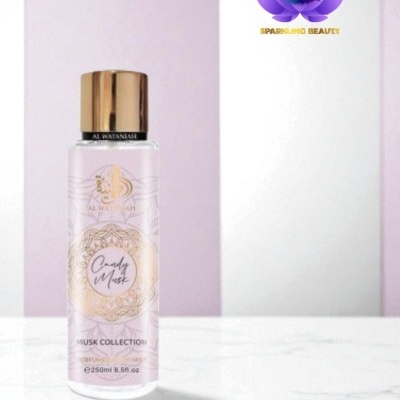 Frasco de perfume corporal com tampa dourada e rótulos dourados