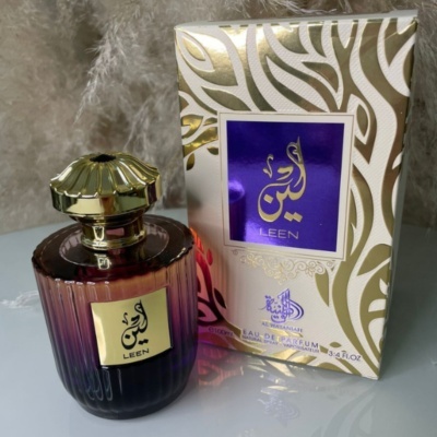Frasco de perfume Leen com tampa dourada e caixa branca com padrão dourado