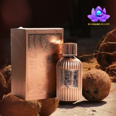 Frasco dourado de perfume e caixa decorativa com texto THE QUEEN DELIGHT