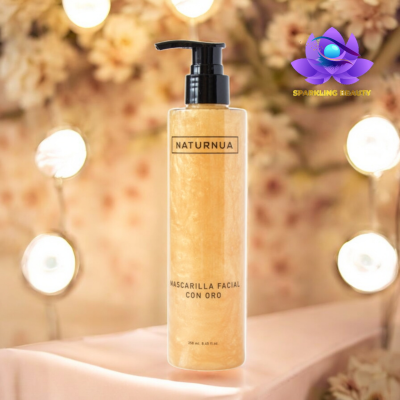 Frasco máscara facial NATURNUA dourada com doseador preto num fundo decorativo iluminado