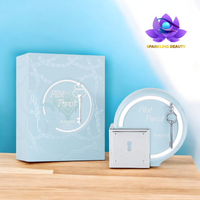 Perfume Plot Twist da MAISON ASRAR em frasco azul claro com tampa prateada em forma de cadeado