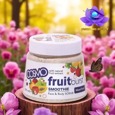 Pote branco de exfoliante Cosmo Fruit Burst Smoothie sobre tronco com fundo de flores rosa e borboleta.