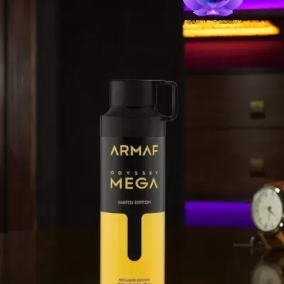 Frasco de perfume Armaf Odyssey Mega edição limitada preto e amarelo sobre mesa com fundo de móvel e relógio