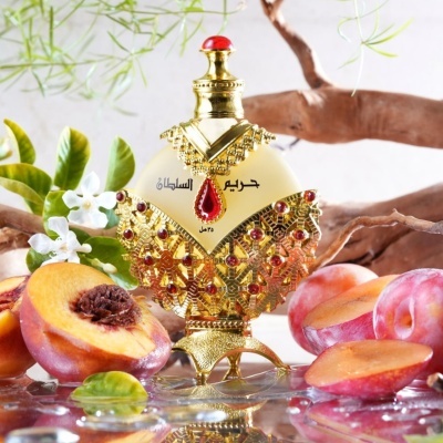 Frasco de perfume dourado decorativo com ameixas e flores