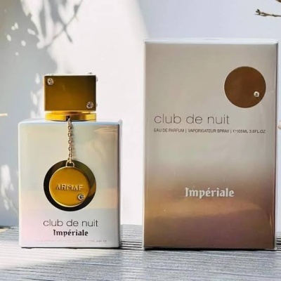 Perfume Club de Nuit Impériale com frasco branco e dourado e caixa correspondente