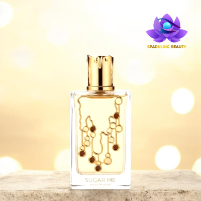 Frasco de perfume transparente e dourado com tampa dourada e design decorativo
