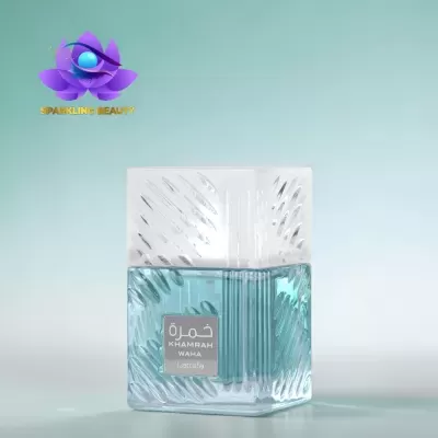 Frasco de perfume azul claro texturizado com tampa transparente e rótulo prateado