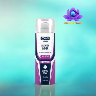 Espuma de barbear COSMO FOR MEN SENSITIVE roxa e branca com fundo azul claro