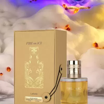 Frasco de perfume amarelo FIRE on ICE com caixa bege e dourada em fundo com luzes coloridas e nuvens brancas