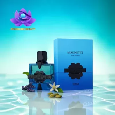 Frasco de perfume azul e caixa azul com flores e superfície reflexiva