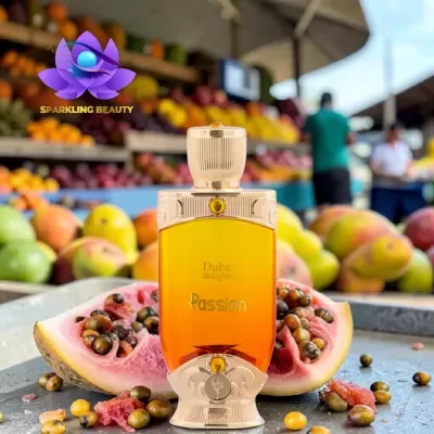 frasco de perfume amarelo e dourado com frutas e logo no fundo