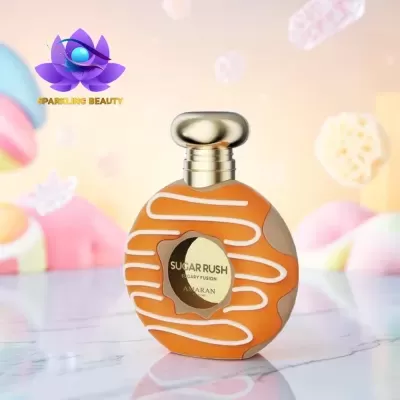 Frasco redondo de perfume laranja com detalhes brancos e tampa dourada com etiqueta dourada refletiva