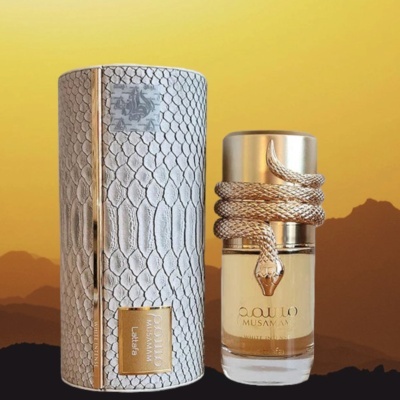 Frasco de perfume Aqua Lo Musamasa com serpente dourada ao lado de estojo texturizado cinza