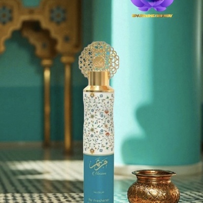 Frasco de purificador de ar com design floral e vaso dourado sobre piso em mosaico