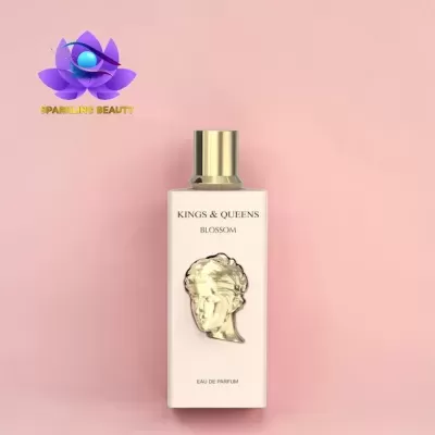 Frasco de perfume branco com relevo dourado e texto preto