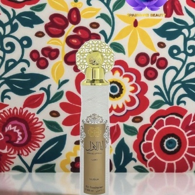 Frasco branco e dourado de ambientador com padrão floral colorido ao fundo