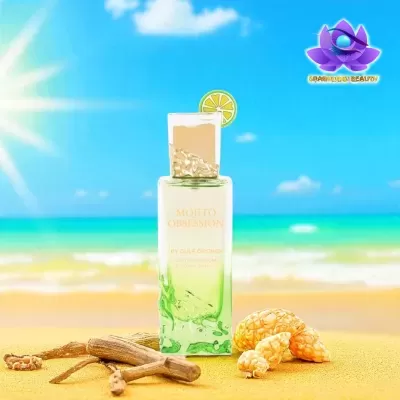 Frasco de perfume na areia da praia com elementos naturais e céu azul ao fundo