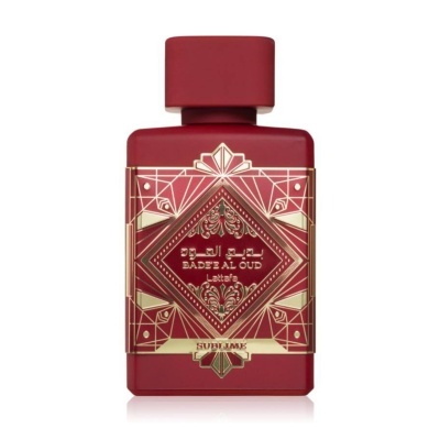Frasco vermelho de perfume Badea Al Oud com rótulo dourado
