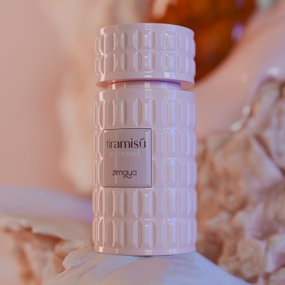 Frasco de perfume branco com relevo e rótulo tiramisu caramel zimaya