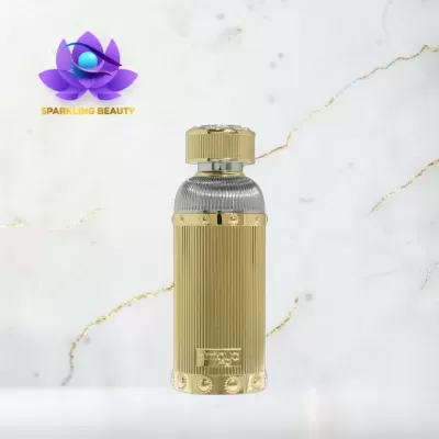 Frasco de perfume dourado com tampa metálica num fundo branco com veios dourados e logo Sparkling Beauty
