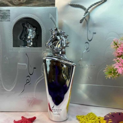 Frasco prateado de perfume com tampa de unicórnio e embalagem prateada