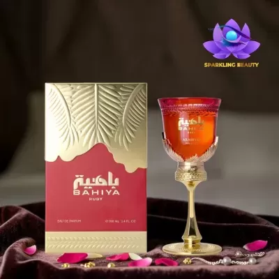 Perfume BAHIYA RUBY com frasco em forma de taça vermelho e dourado e embalagem vermelha e dourada com relevo de folhas