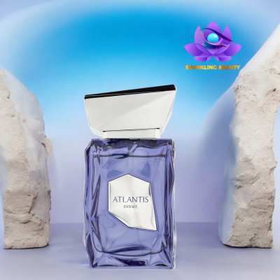 Frasco azul translúcido de perfume Atlantis entre pedras brancas sob céu azul