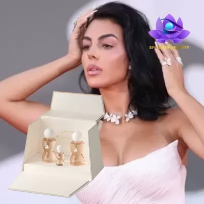 Mulher com vestido branco e joias brancas ao lado da caixa aberta com três frascos de perfume LAVERNE