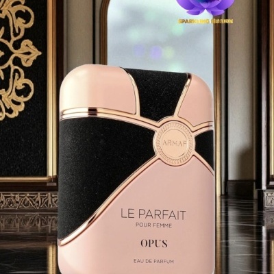 Frasco de perfume rosa e preto com decoração dourada numa sala clássica