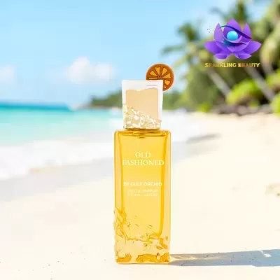 Frasco de perfume amarelo âmbar na praia com detalhes dourados