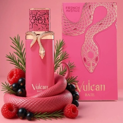 Frasco e embalagem de perfume Vulcan Baie rosa com detalhes dourados e decoração com frutos e raminhos