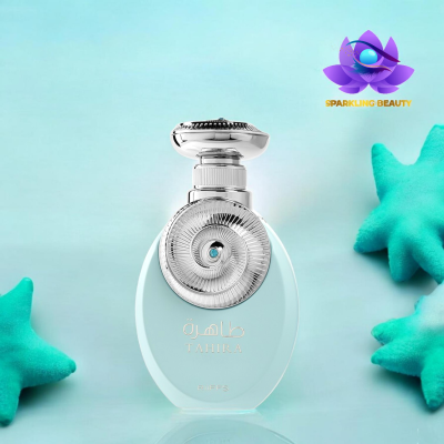 Frasco de perfume azul claro com tampa prata e estrelas azuis ao fundo