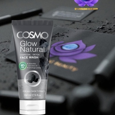 Tubo de limpeza facial COSMO Glow Natural Charcoal Detox com texto e fundo preto com pó e logótipo colorido