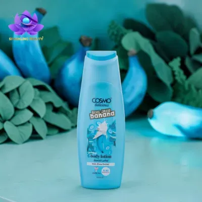 Loção corporal COSMO delicious Blue Java banana em embalagem azul com bananas azuis ao fundo