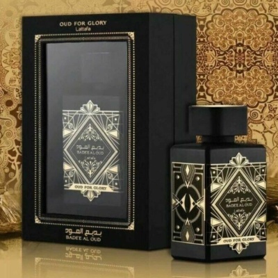 Frasco e caixa preta de perfume com detalhes dourados e texto 