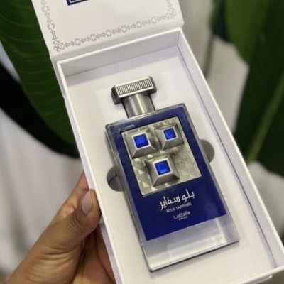 Frasco de perfume azul e prata numa caixa branca