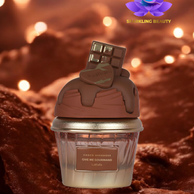 Frasco de perfume com tampa decorativa de chocolate e fundo castanho iluminado